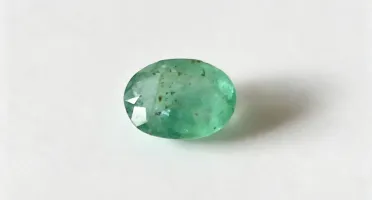 Esmeralda pedra preciosa natural oval.