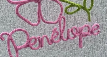 Nome com Flor Peônia Personalizada em Tricotin