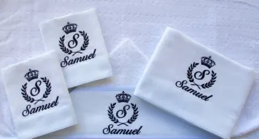 Kit Bebê com Toalha de Capuz e 3 Fraldas