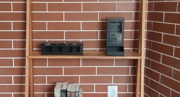 Estante escada em cedrinho para vasos e livros
