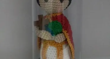 Santo Expedito em crochê Amigurumi+Cúpula