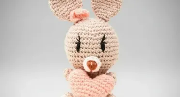 Coelhinho com Coração em Amigurumi