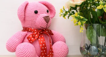 Urso Rosa Laço Vermelho Amigurumi