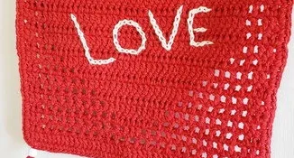 Banner / Enfeite de Parede Love em Crochê