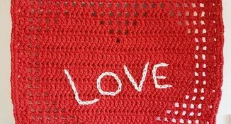 Banner / Enfeite de Parede Love em Crochê