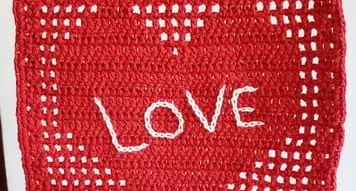 Banner / Enfeite de Parede Love em Crochê