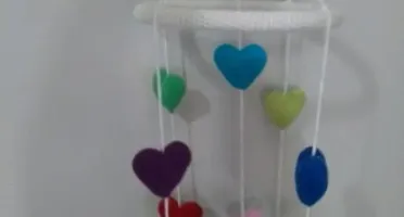 Mobile de Corações em Crochê 3D