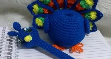 Amigurumi Pavão , porta caneta