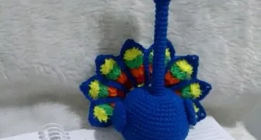 Amigurumi Pavão , porta caneta
