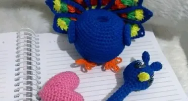 Amigurumi Pavão , porta caneta