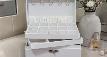 Caixa Média com 3 Andares em Suede Off White