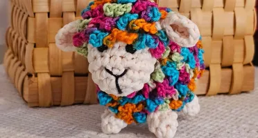 Mini Carneirinho Fofo, feito a mão em croche sob encomenda