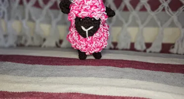 Mini Carneirinho Fofo, feito a mão em croche sob encomenda