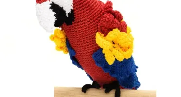 Arara vermelha e amarela em amigurumi