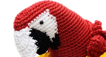 Arara vermelha e amarela em amigurumi