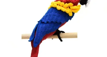 Arara vermelha e amarela em amigurumi
