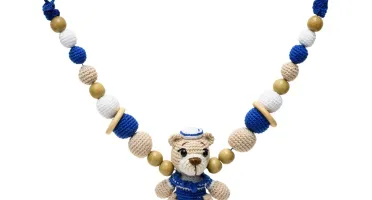 Brinquedo para berço urso marinheiro em amigurumi