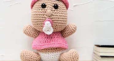 Bebê de chupeta em amigurumi