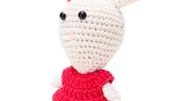 Coelha de vestido rosa pink em amigurumi