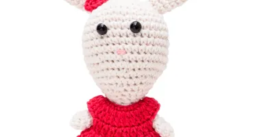 Coelha de vestido rosa pink em amigurumi