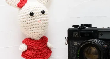 Coelha de vestido rosa pink em amigurumi