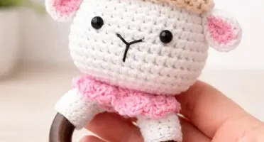 Chocalho Ovelha Branca Amigurumi