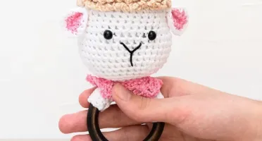 Chocalho Ovelha Branca Amigurumi
