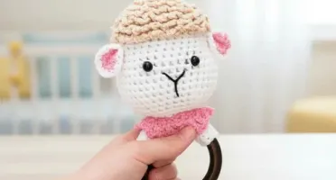 Chocalho Ovelha Branca Amigurumi