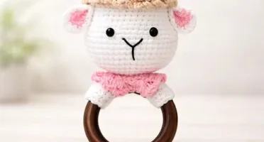 Chocalho Ovelha Branca Amigurumi