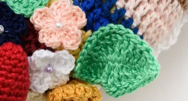 Guirlanda de flores em amigurumi