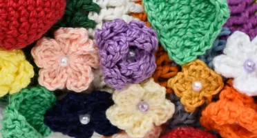 Guirlanda de flores em amigurumi