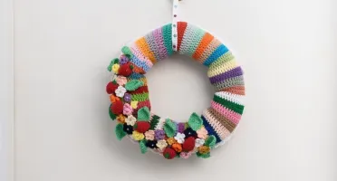 Guirlanda de flores em amigurumi