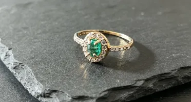 Anel de luxo com esmeralda extra.