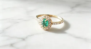 Anel de luxo com esmeralda extra.