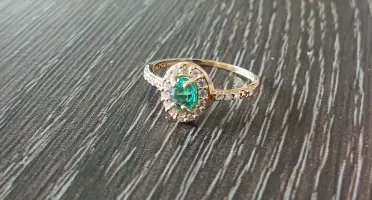 Anel de luxo com esmeralda extra.