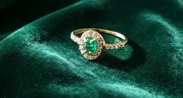 Anel de luxo com esmeralda extra.