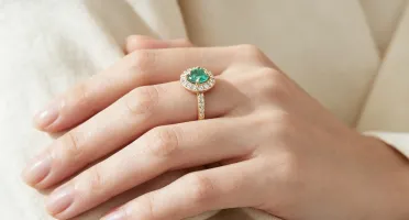 Anel de luxo com esmeralda extra.