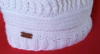 Gorro Caído em Lã de Crochê