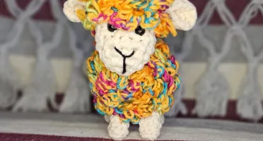 Mini Carneirinho Fofo Colorido, feito a mão em croche