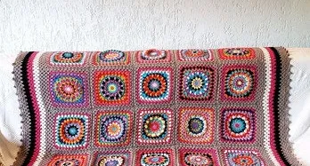 Manta Quadrada Multicolorida em Crochê