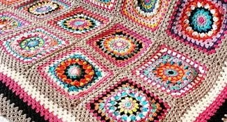 Manta Quadrada Multicolorida em Crochê