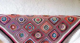 Manta Quadrada Multicolorida em Crochê