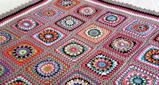 Manta Quadrada Multicolorida em Crochê