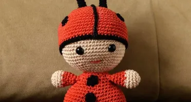 Bebê Joaninha em amigurumi