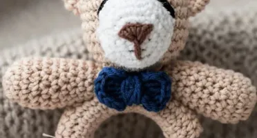 Chocalho Ursinho Gravata Amigurumi