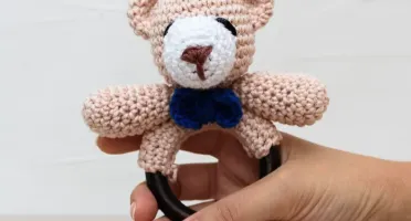 Chocalho Ursinho Gravata Amigurumi
