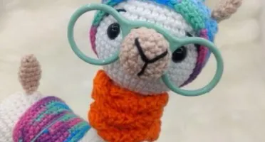 Amigurumi Lhama em Crochê com cachecol em tricô