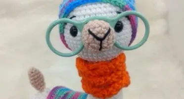 Amigurumi Lhama em Crochê com cachecol em tricô