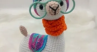 Amigurumi Lhama em Crochê com cachecol em tricô