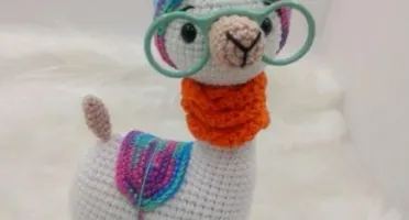 Amigurumi Lhama em Crochê com cachecol em tricô